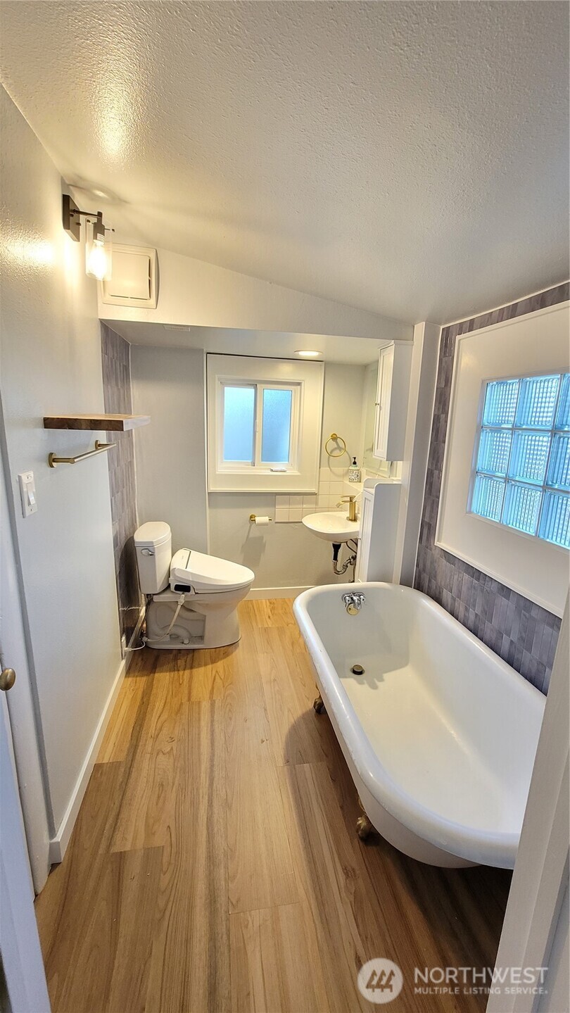 5621 Brooklyn Avenue Property Photo 13