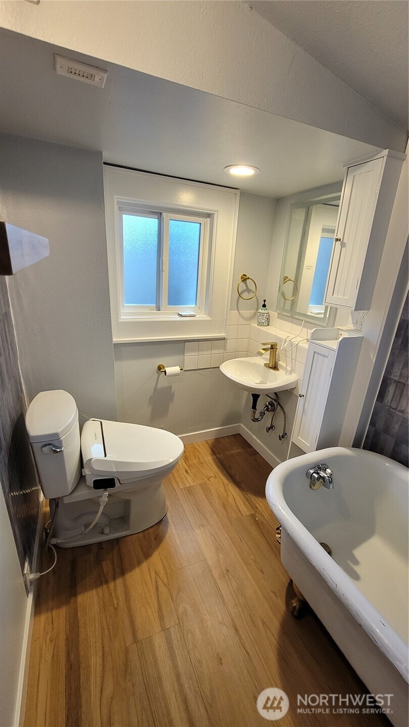 5621 Brooklyn Avenue Property Photo 14