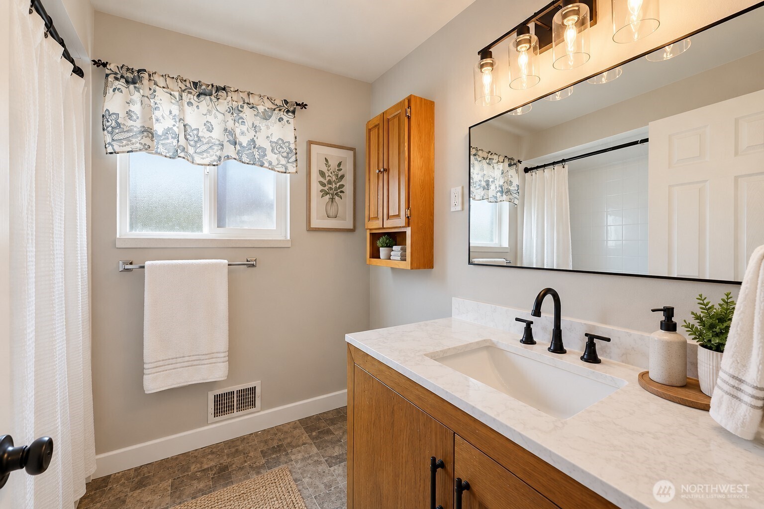 1821 N Bennett Street Property Photo 13