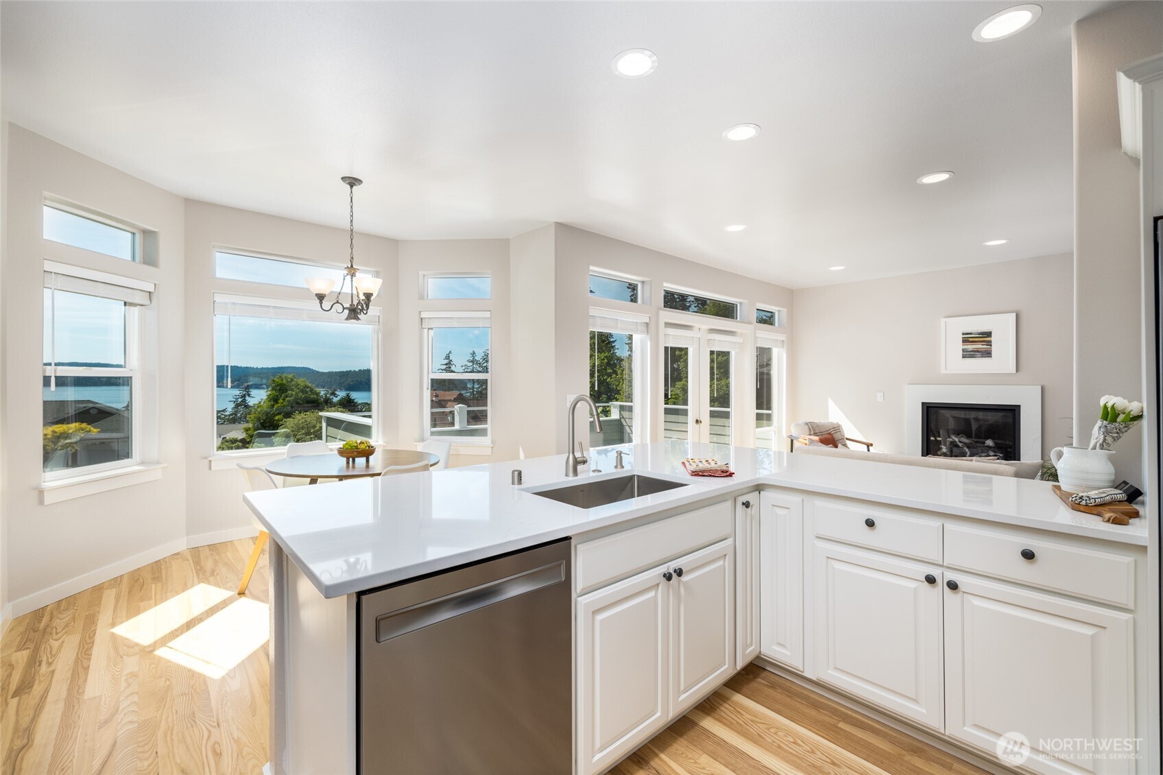 9924 Sunset Drive Property Photo 1