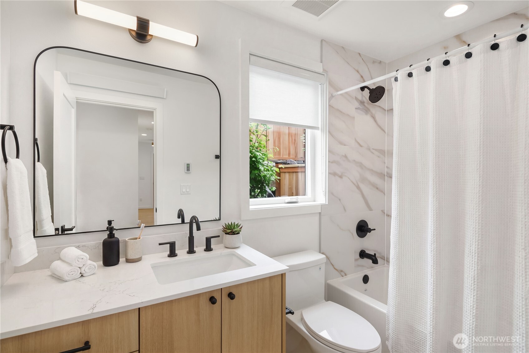 3638 Greenwood Avenue B Property Photo 7