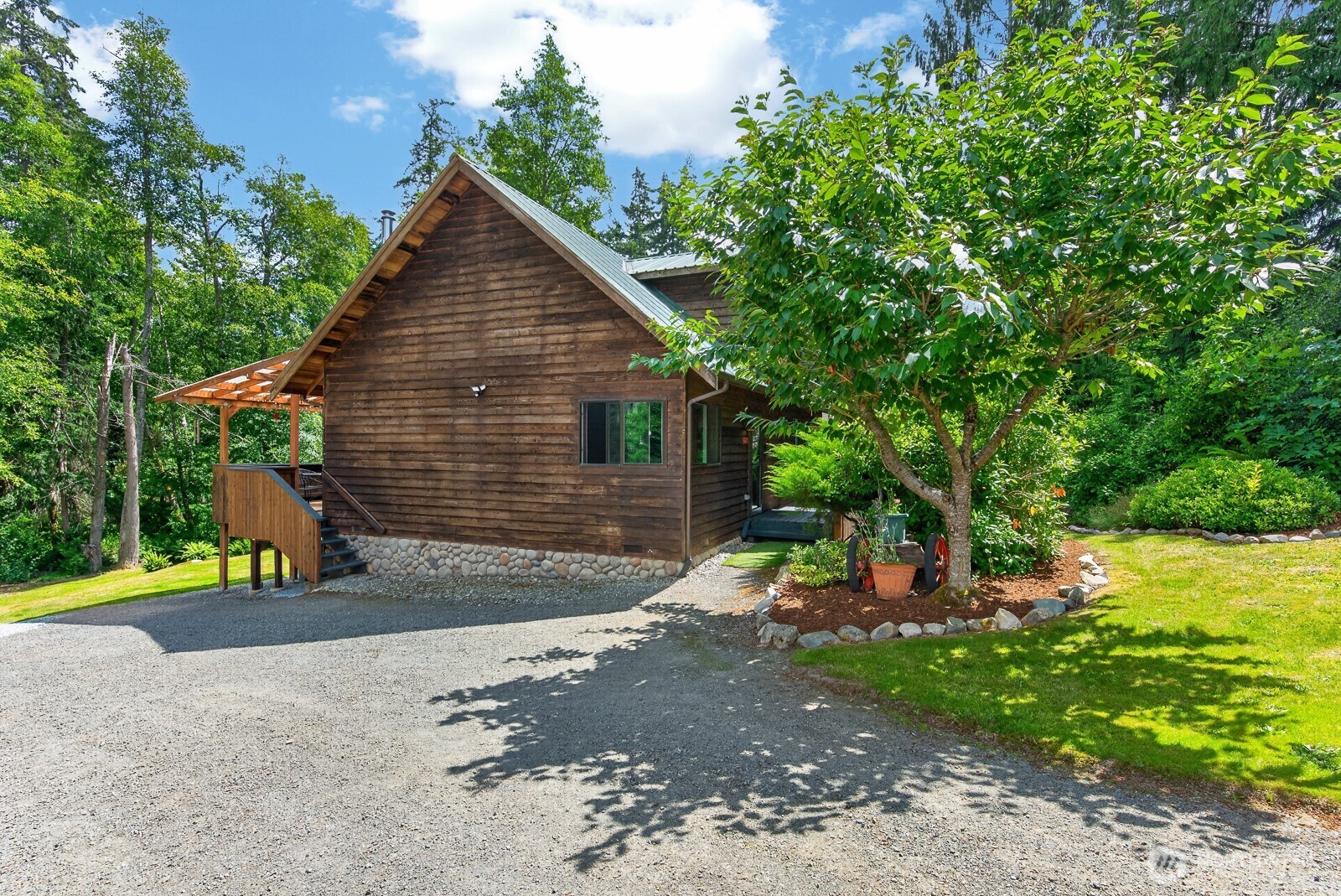 1649 Hemlock Drive Property Photo 3
