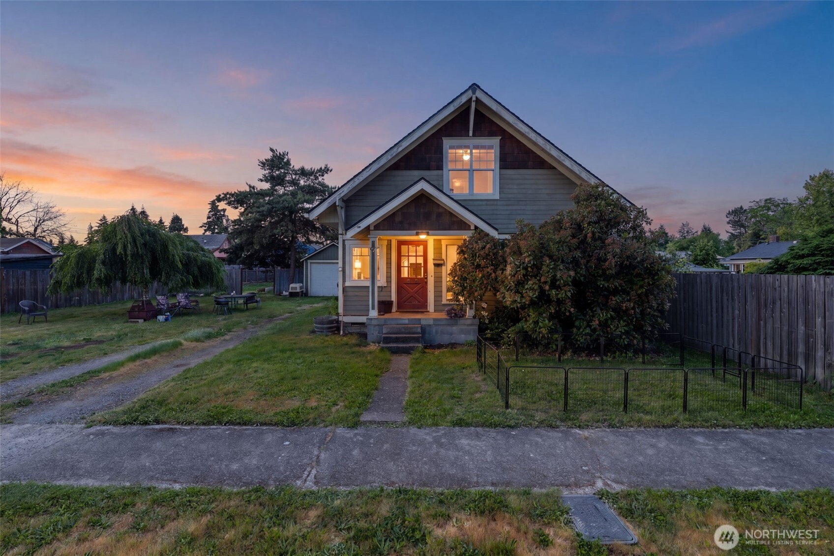1208 W Pear Street Property Photo 1