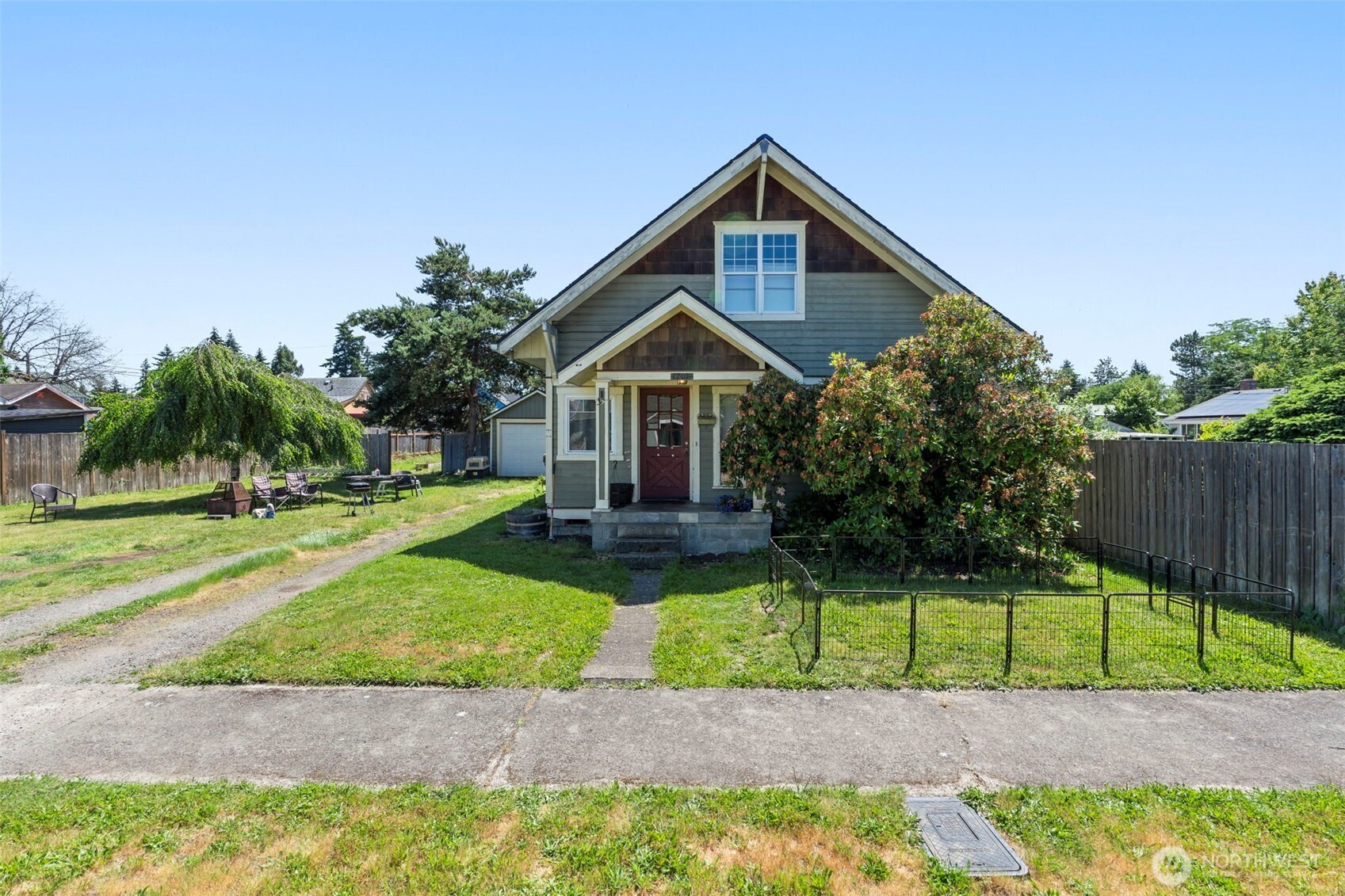 1208 W Pear Street Property Photo 2