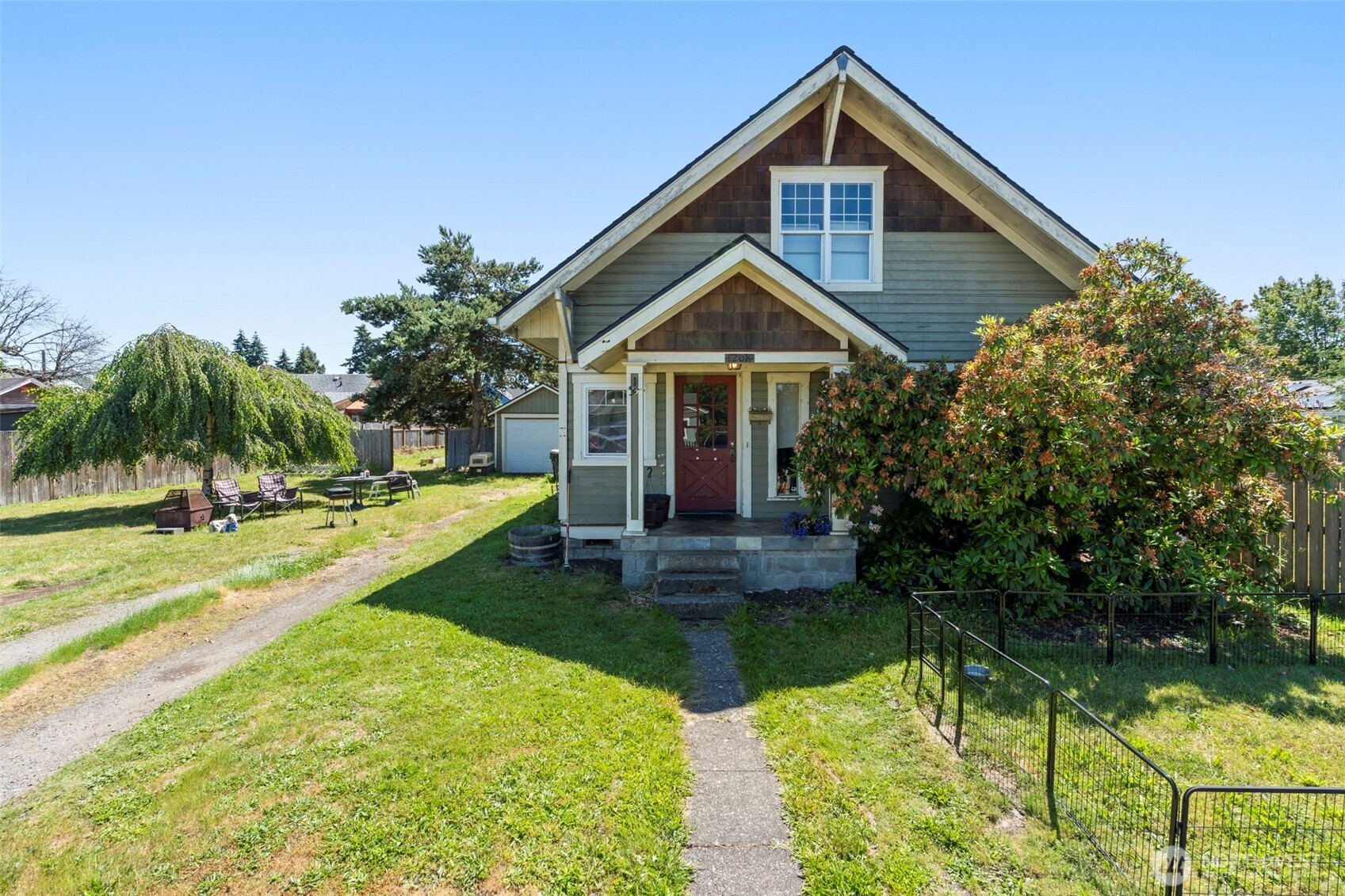 1208 W Pear Street Property Photo 3