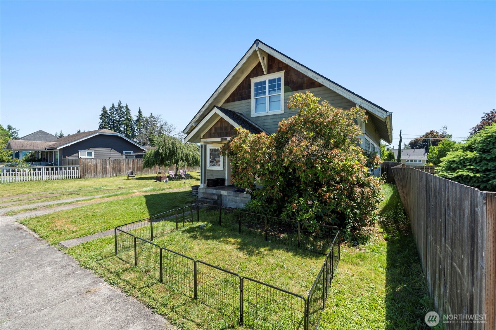 1208 W Pear Street Property Photo 4