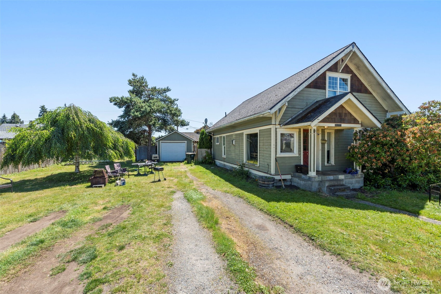 1208 W Pear Street Property Photo 5