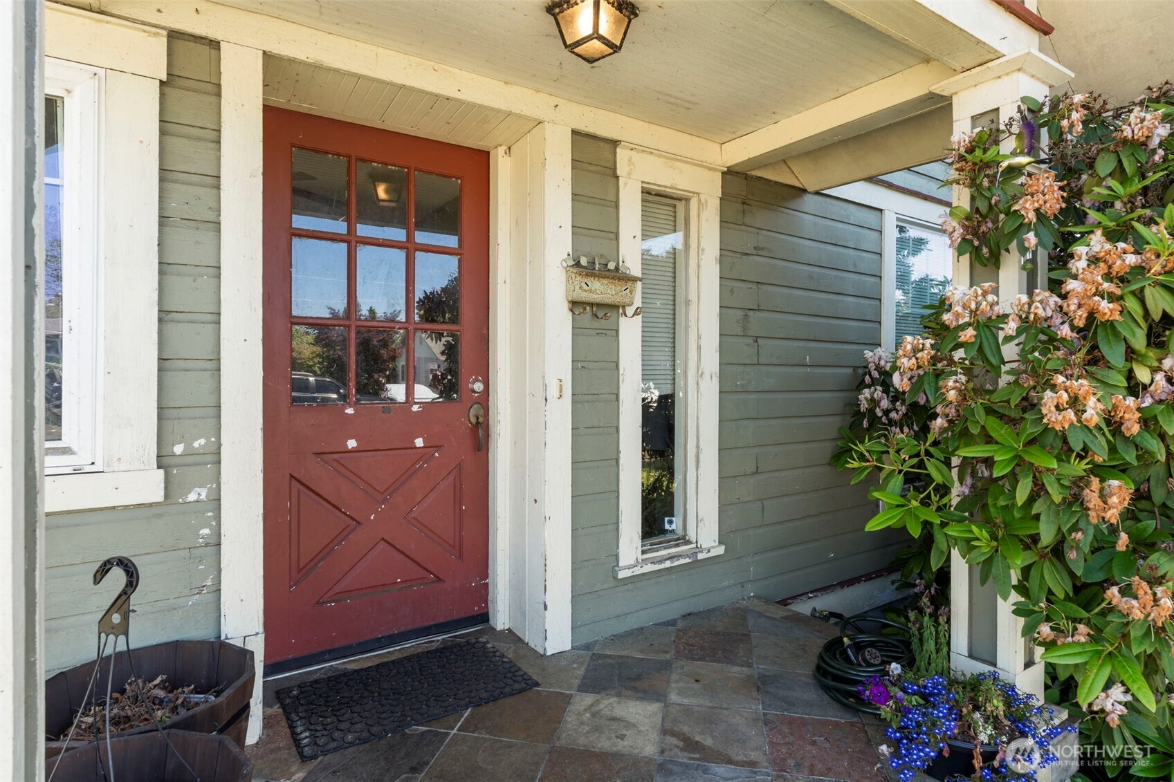 1208 W Pear Street Property Photo 6