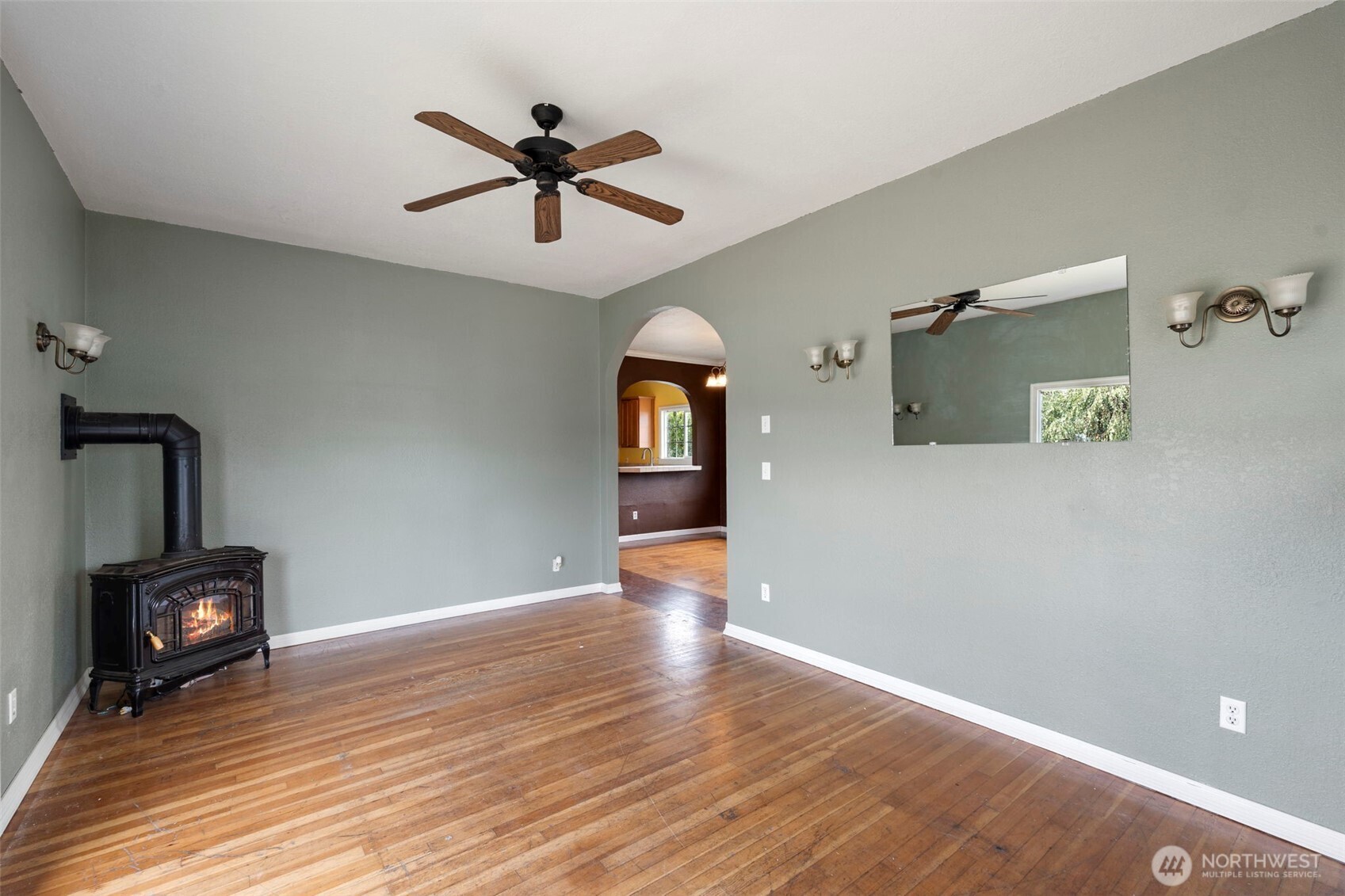 1208 W Pear Street Property Photo 7