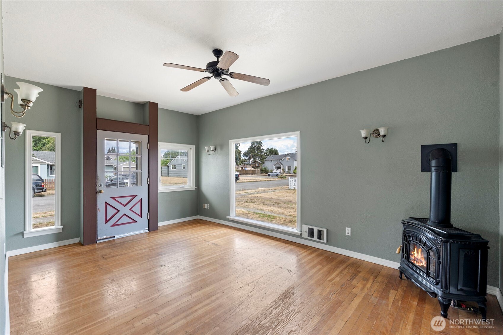 1208 W Pear Street Property Photo 8
