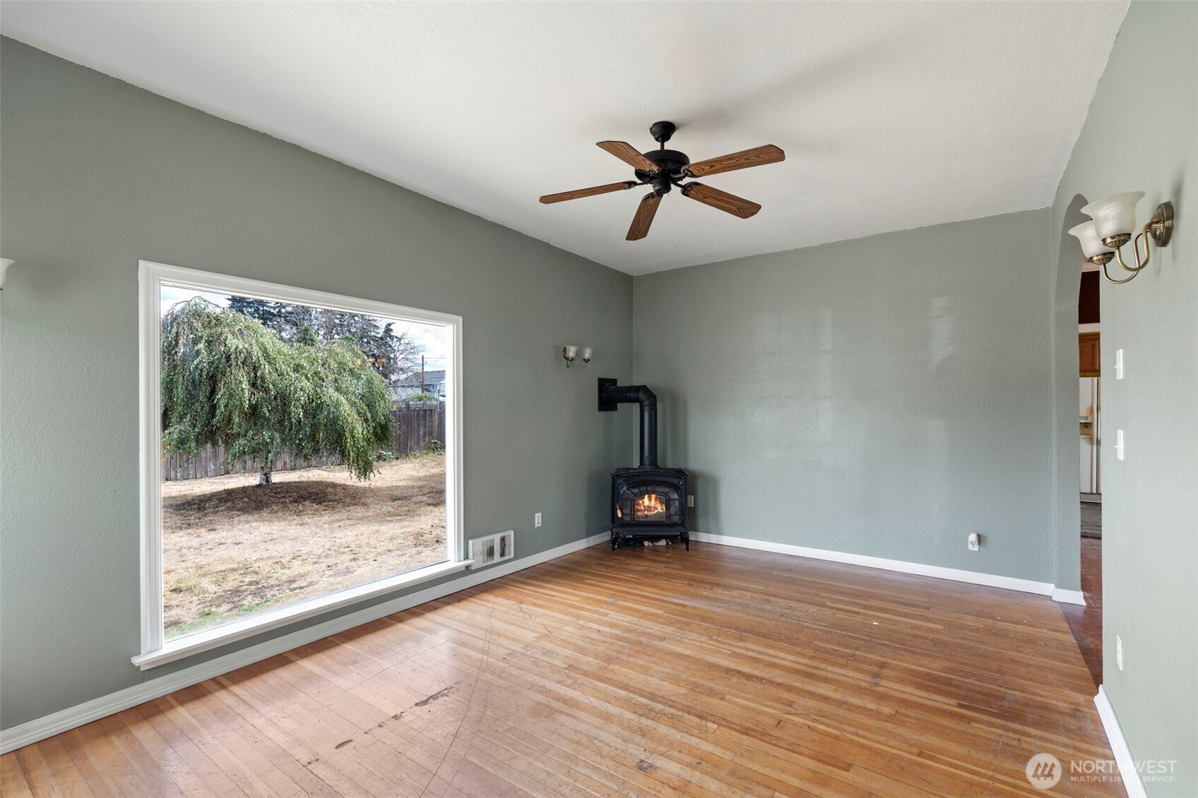 1208 W Pear Street Property Photo 9