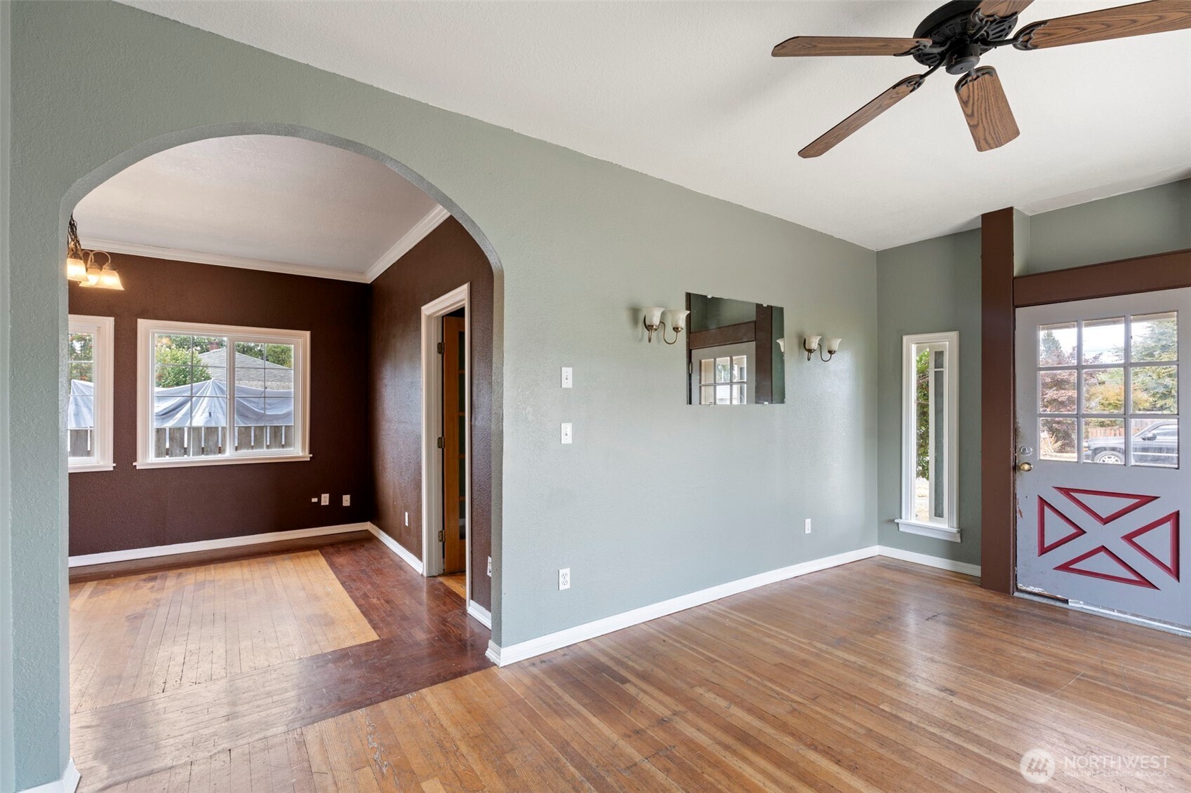 1208 W Pear Street Property Photo 10
