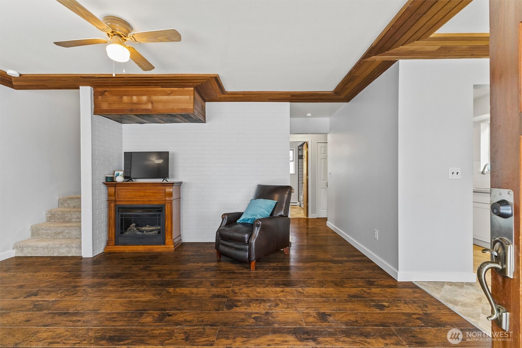 8664 Valley Ct Property Photo 5