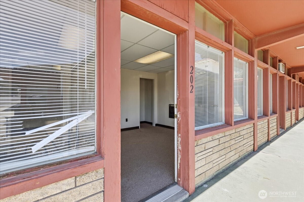202 S Main Street Property Photo 8