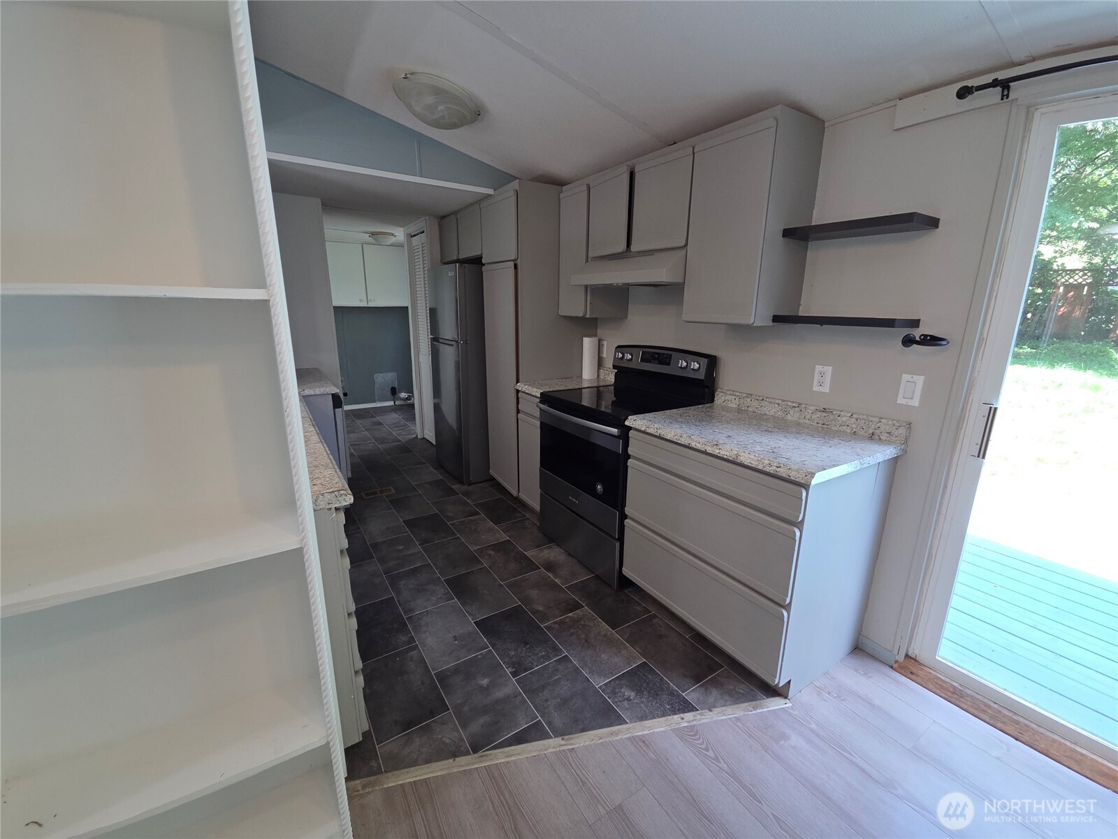 482 Hilltop Drive Property Photo 11