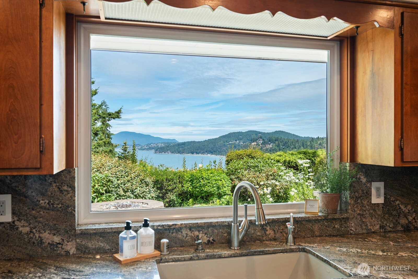 4053 Edith Point Road Property Photo 1