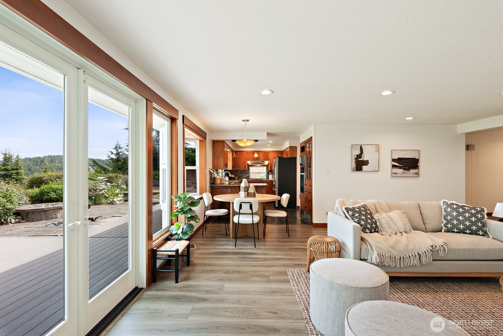 4053 Edith Point Road Property Photo 14