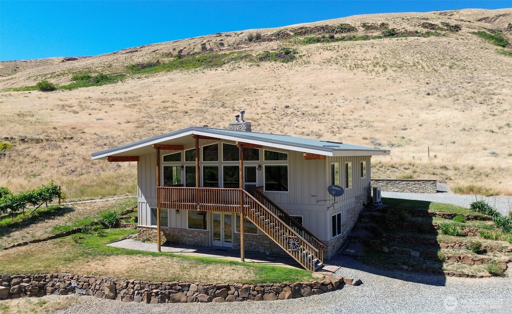 7400 Colockum Road Property Photo 1