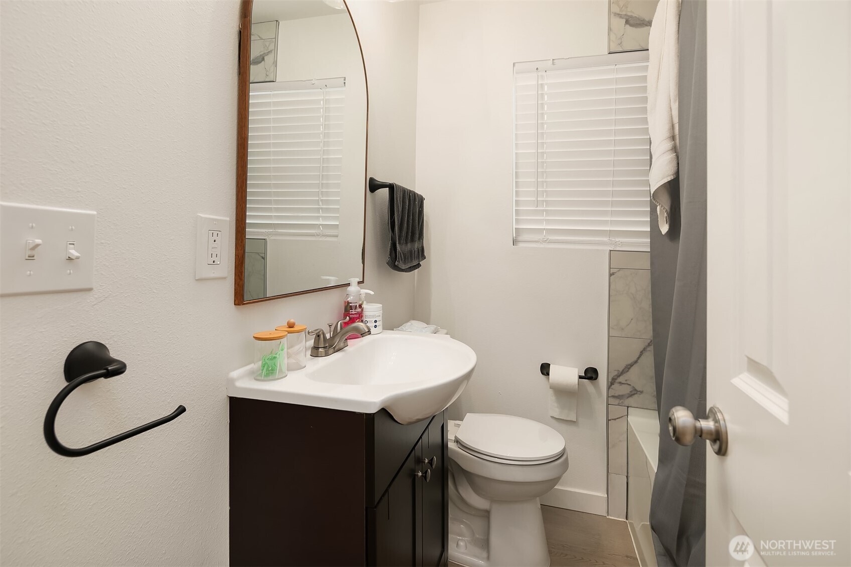 4218 Pasadena Place Ne Property Photo 8