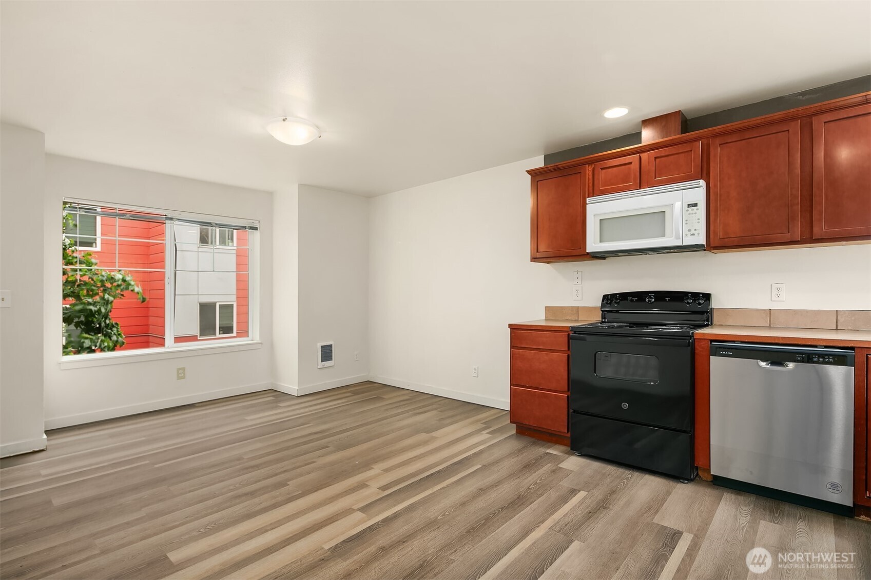 4218 Pasadena Place Ne Property Photo 14