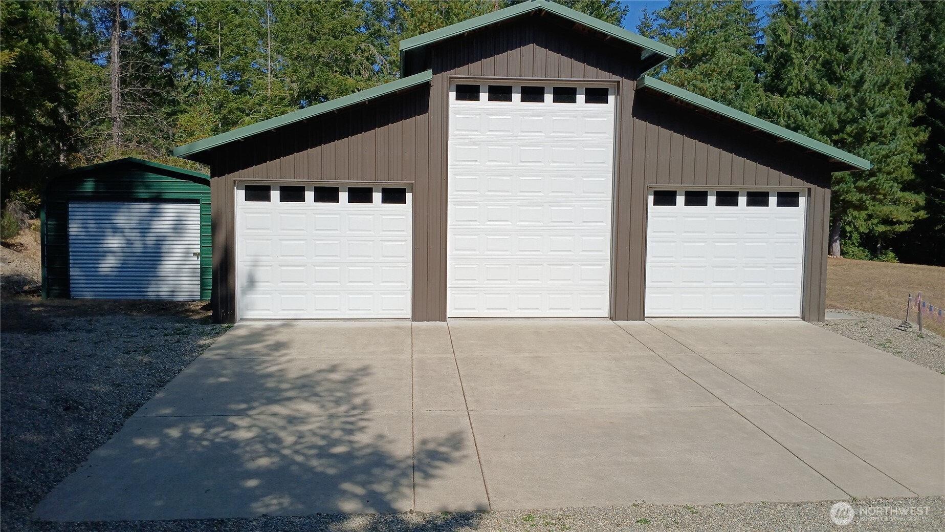 40 E Seahawks Way Property Photo 2