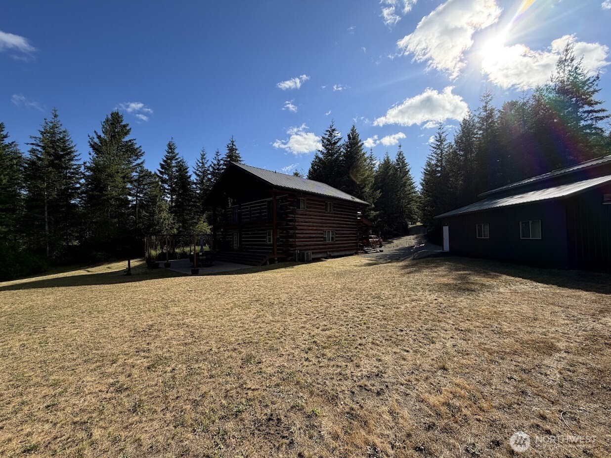 40 E Seahawks Way Property Photo 9