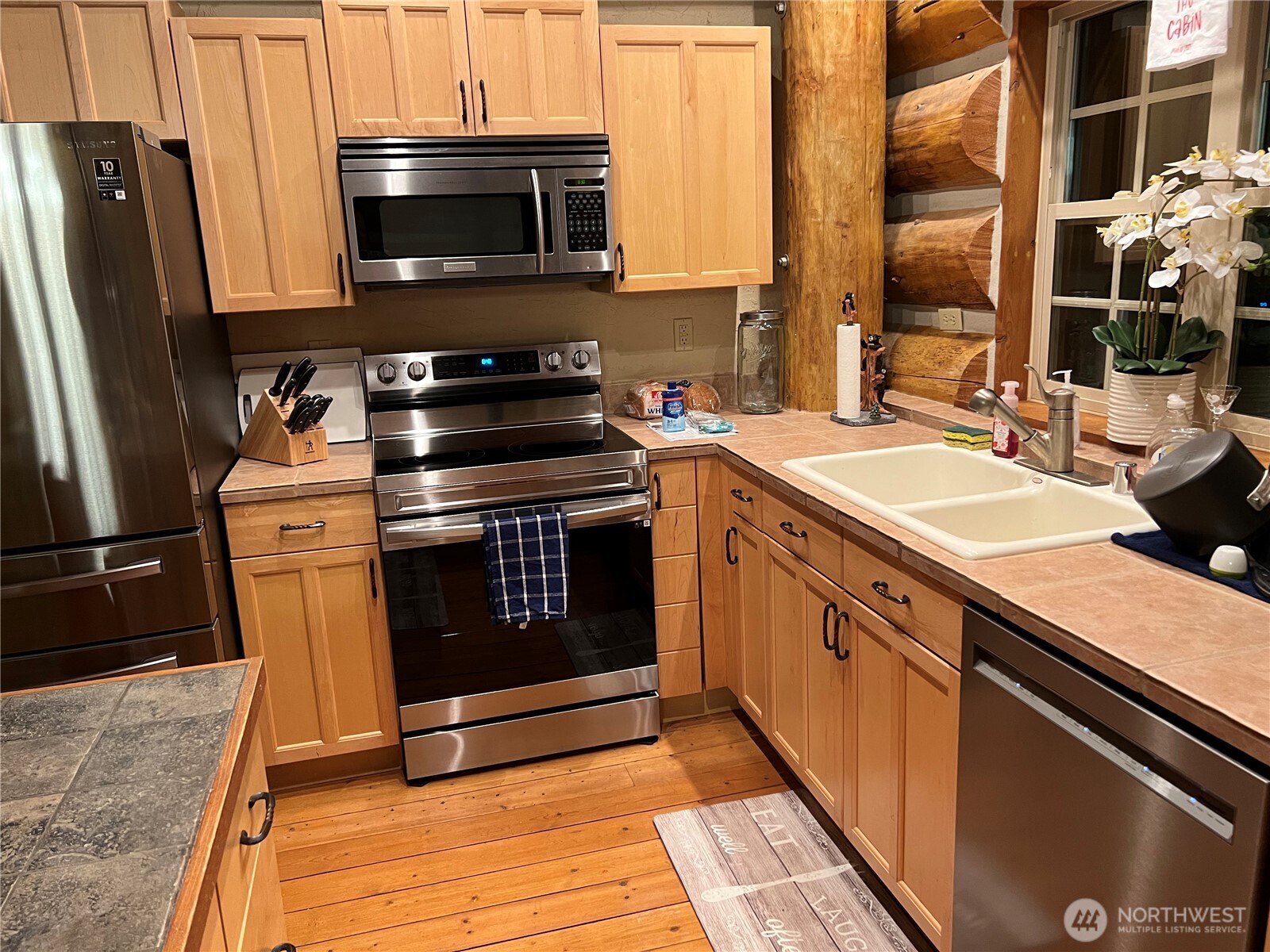 40 E Seahawks Way Property Photo 14