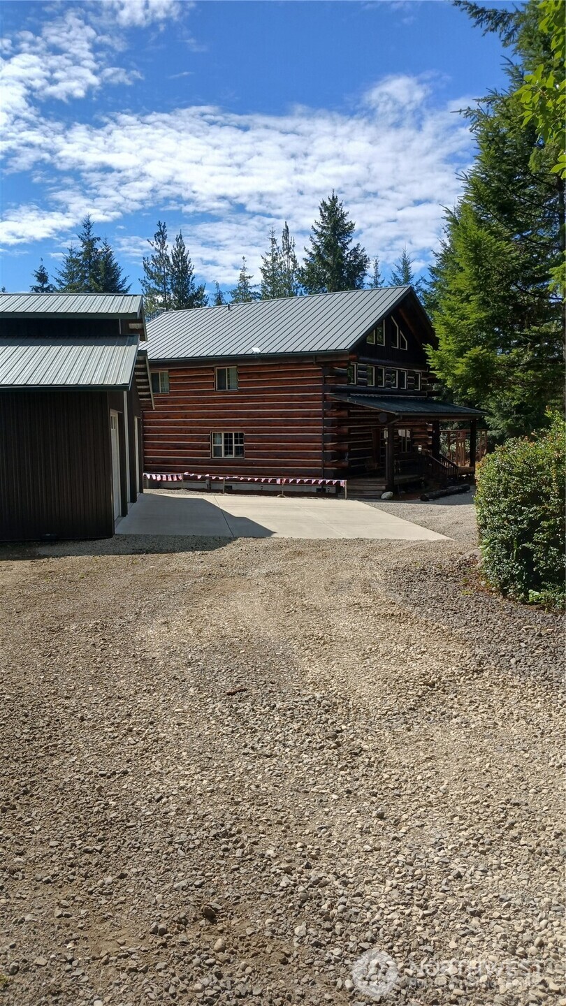40 E Seahawks Way Property Photo 26