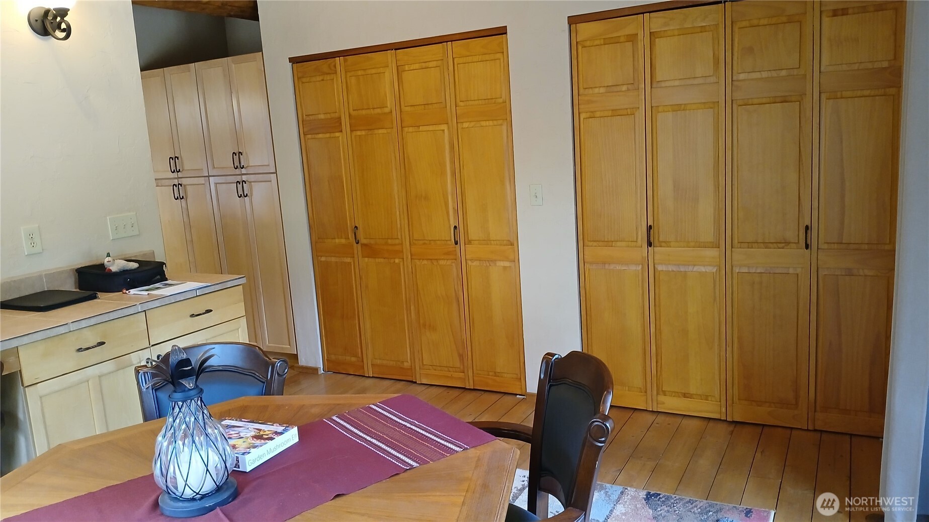 40 E Seahawks Way Property Photo 33