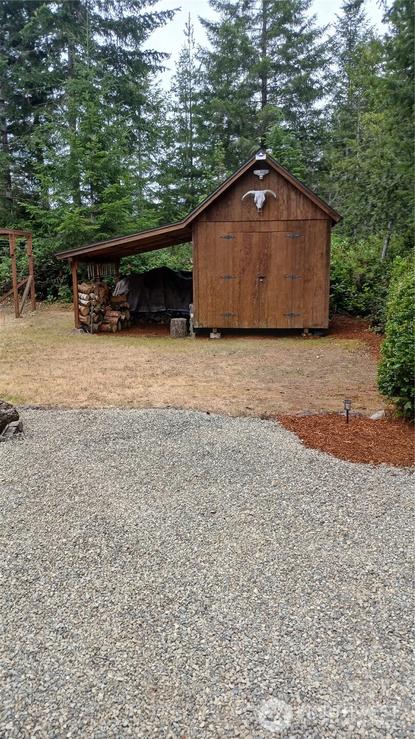40 E Seahawks Way Property Photo 34
