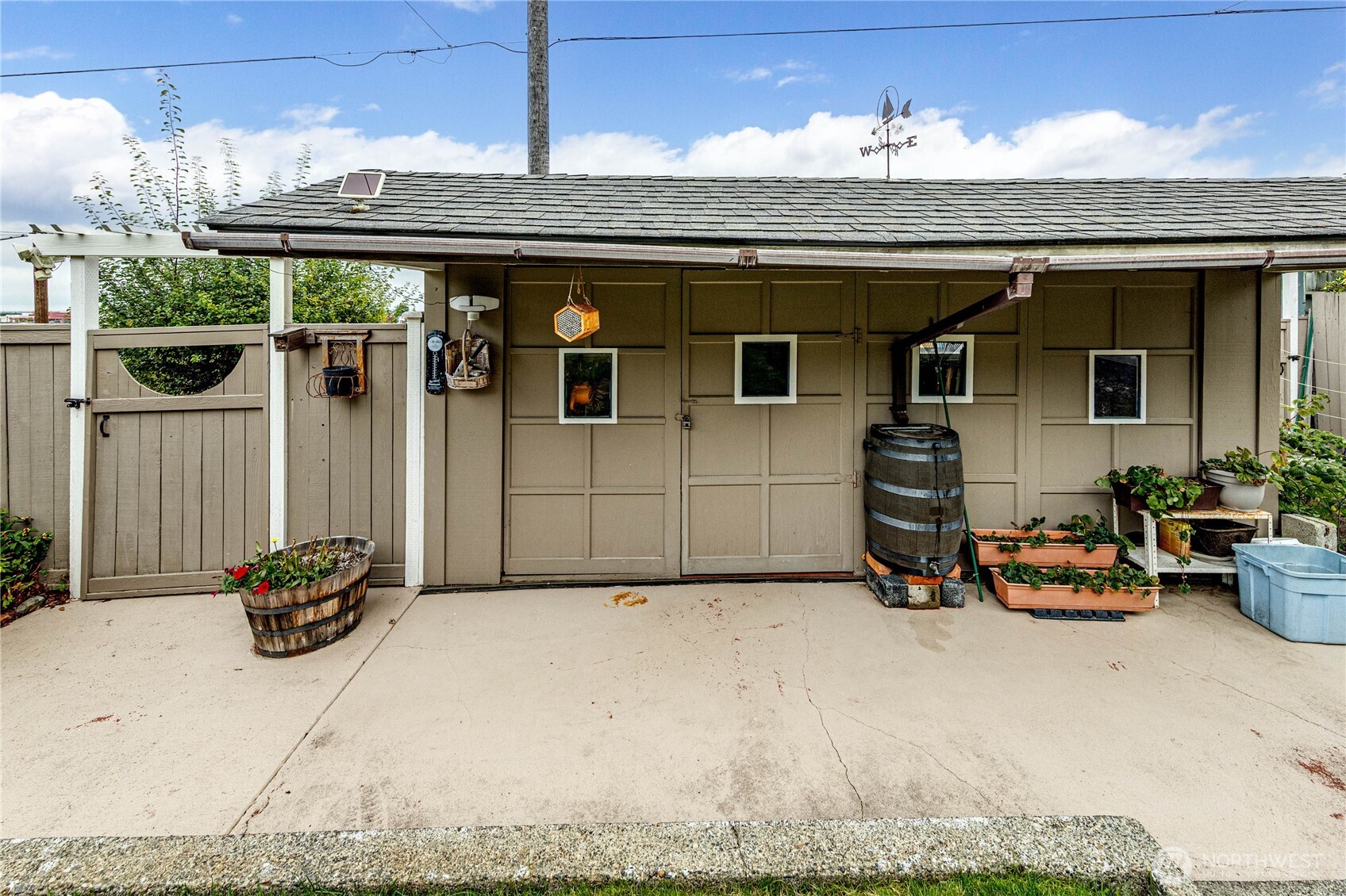 1221 E 2nd Street Property Photo 33