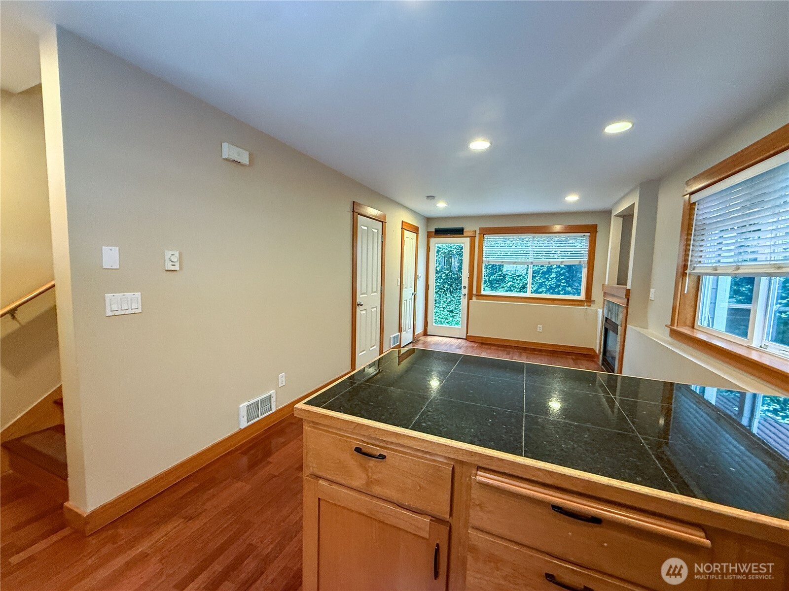 2325 Franklin Avenue A Property Photo 3