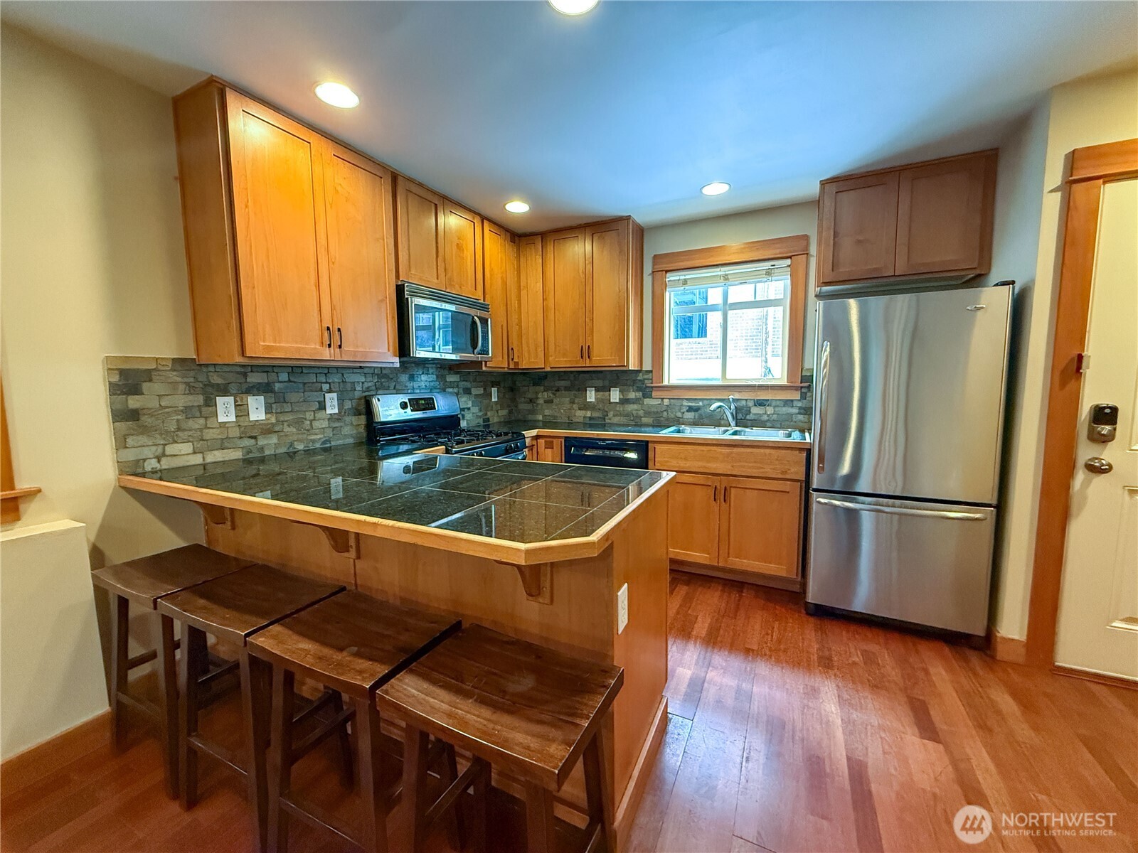2325 Franklin Avenue A Property Photo 4