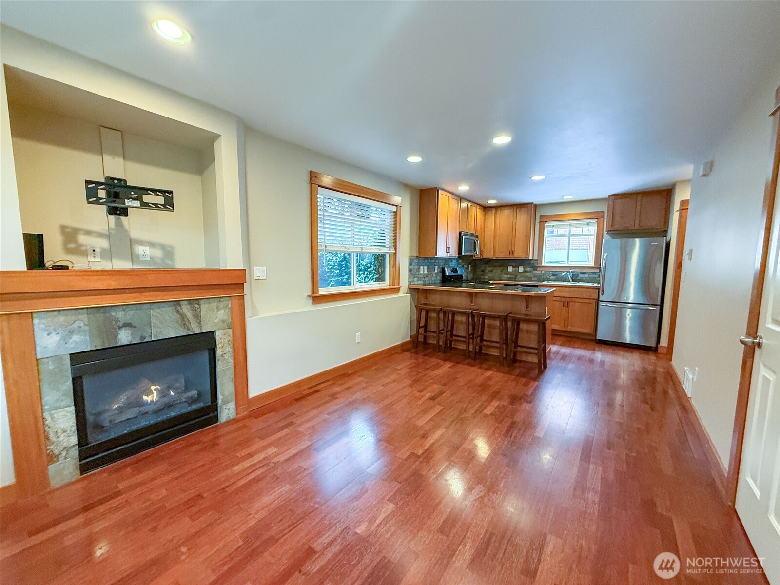 2325 Franklin Avenue A Property Photo 5
