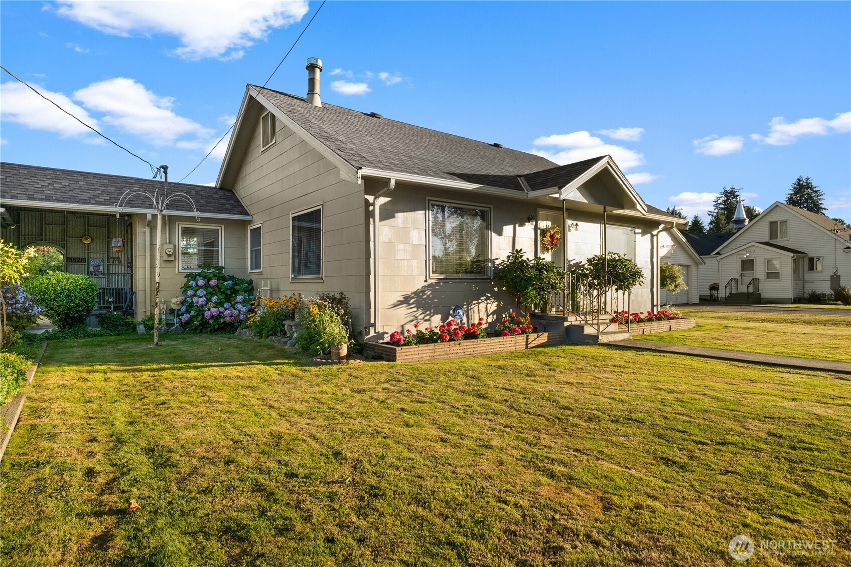 5528 23rd Street Property Photo 2