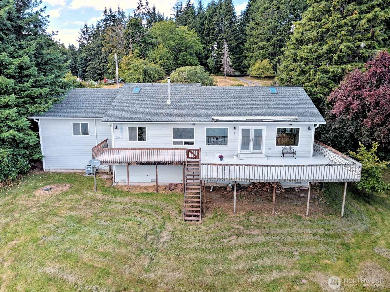 220 Se Sells Drive Property Photo 4