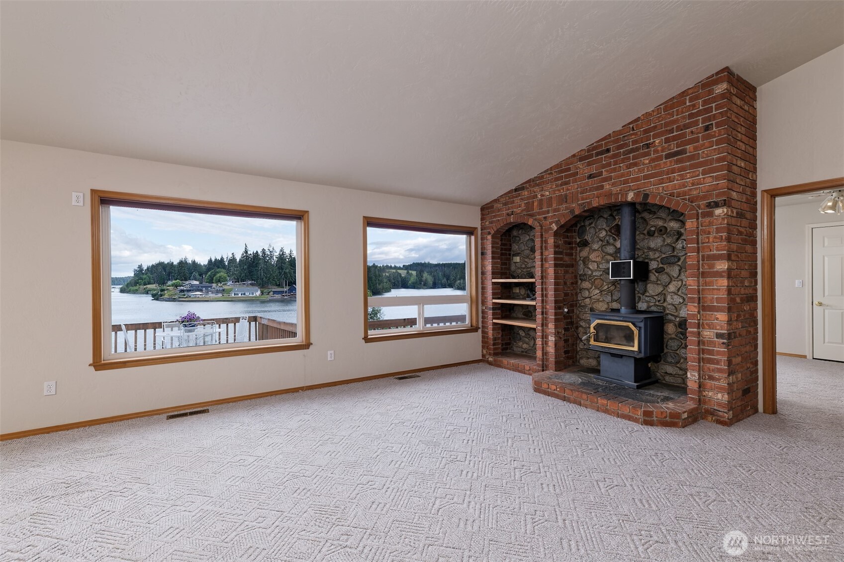 220 Se Sells Drive Property Photo 8