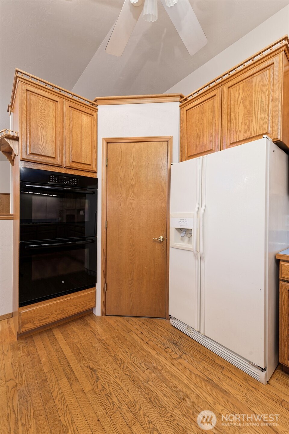 220 Se Sells Drive Property Photo 14