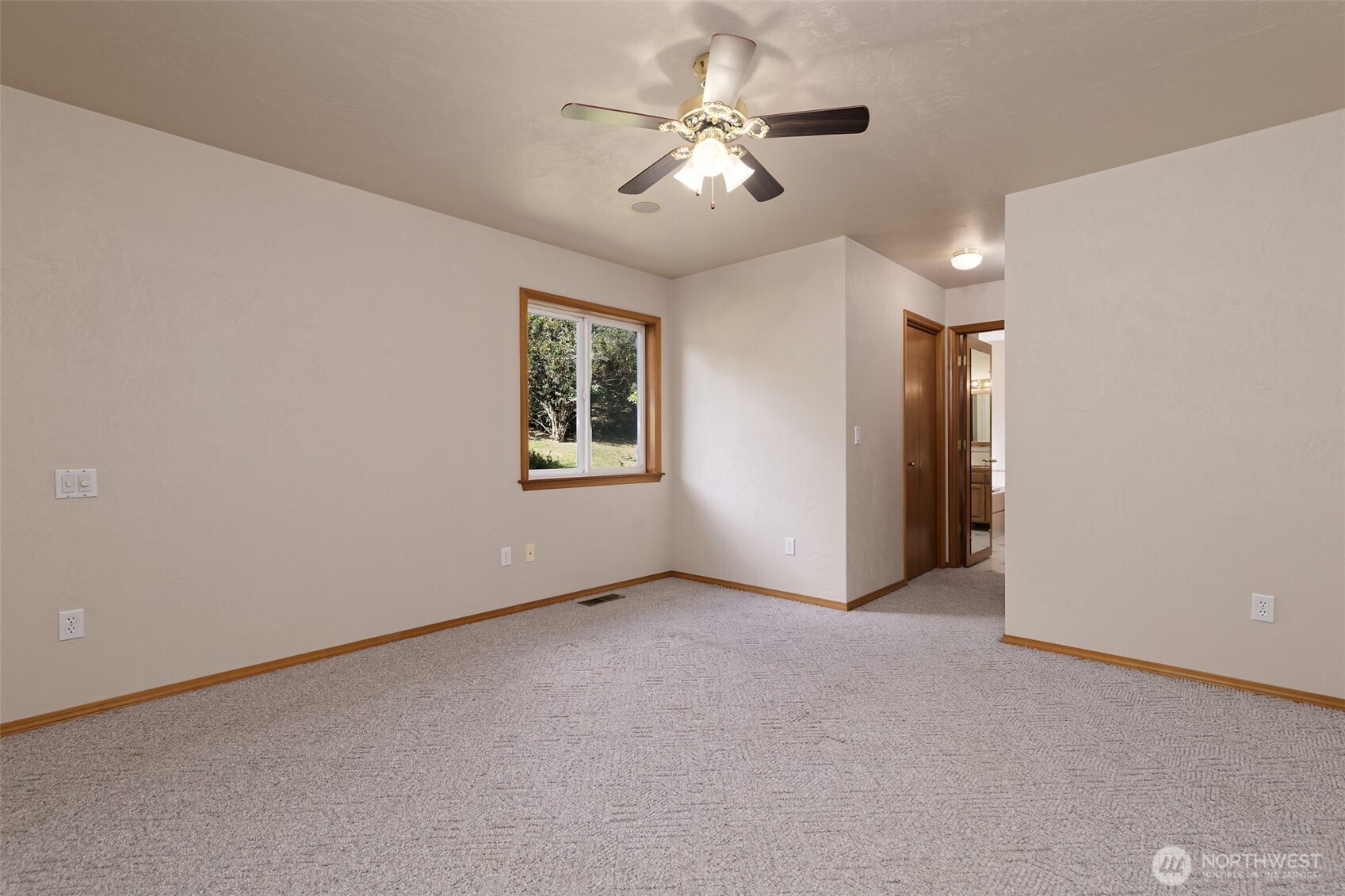 220 Se Sells Drive Property Photo 17