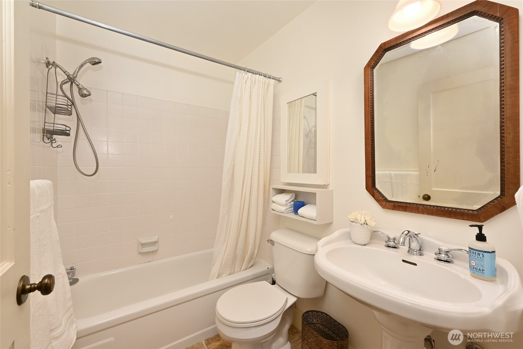 5858 Ne Parkpoint Drive F-203 Property Photo 16