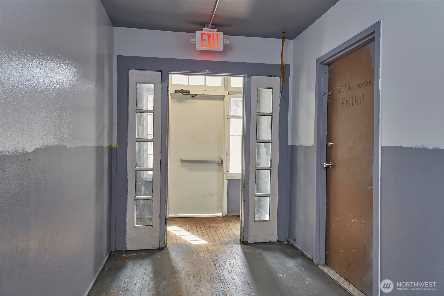 301 W 3rd Street Property Photo 10