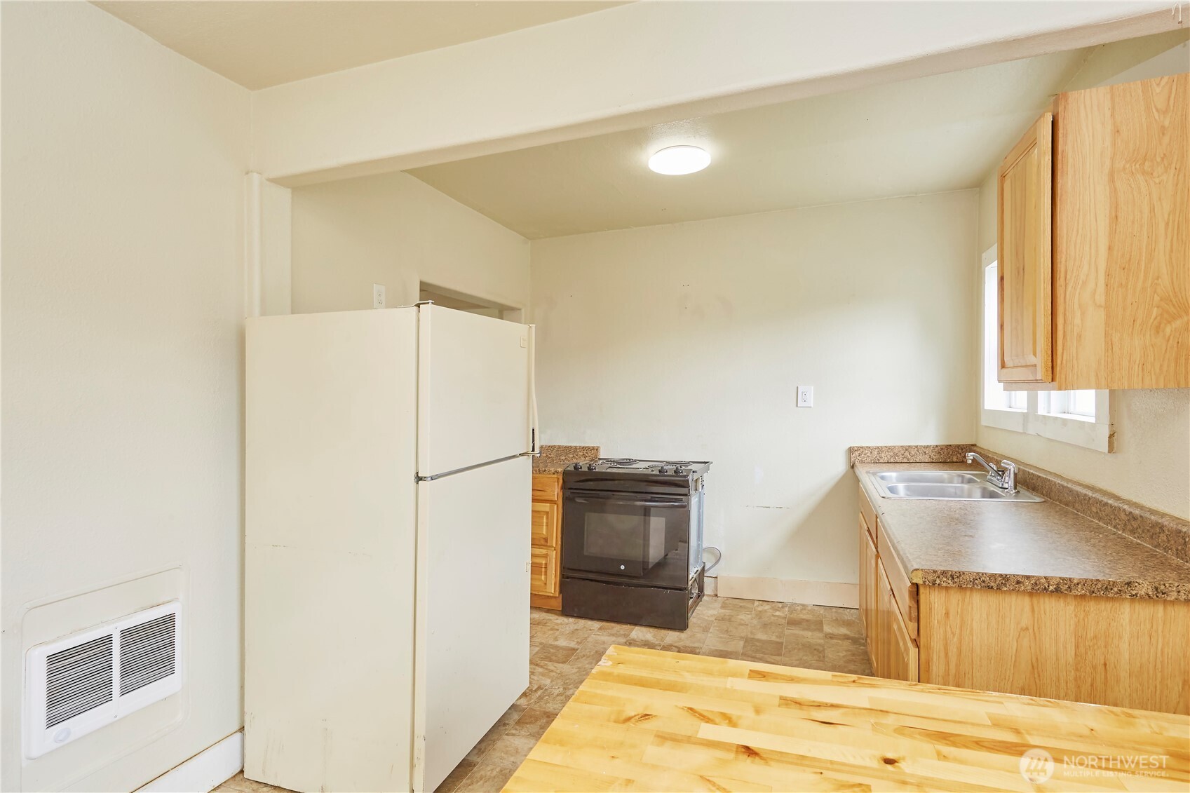 301 W 3rd Street Property Photo 14
