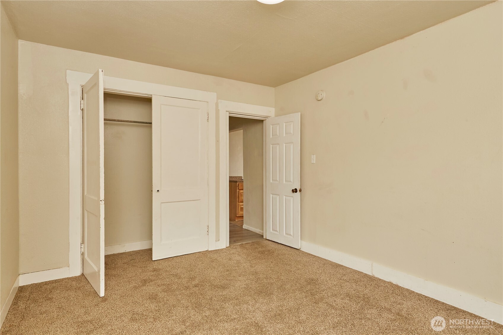 301 W 3rd Street Property Photo 16