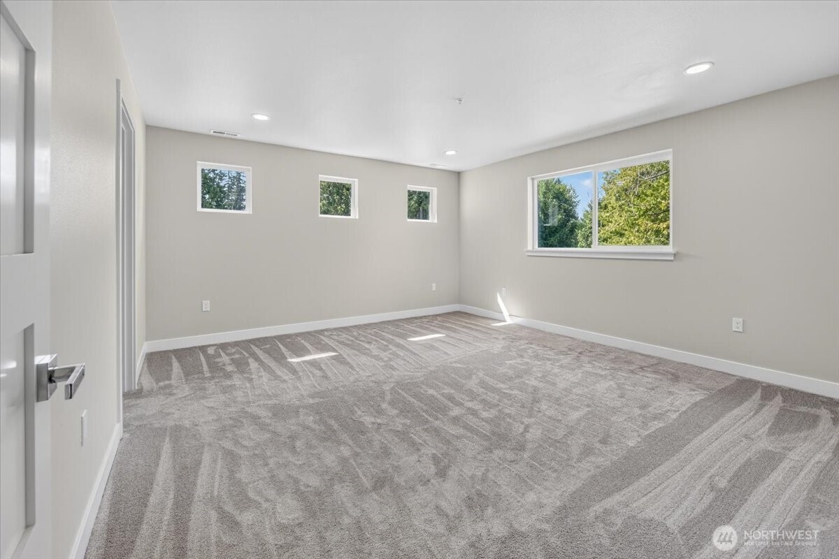 9614 48th Drive Property Photo 18