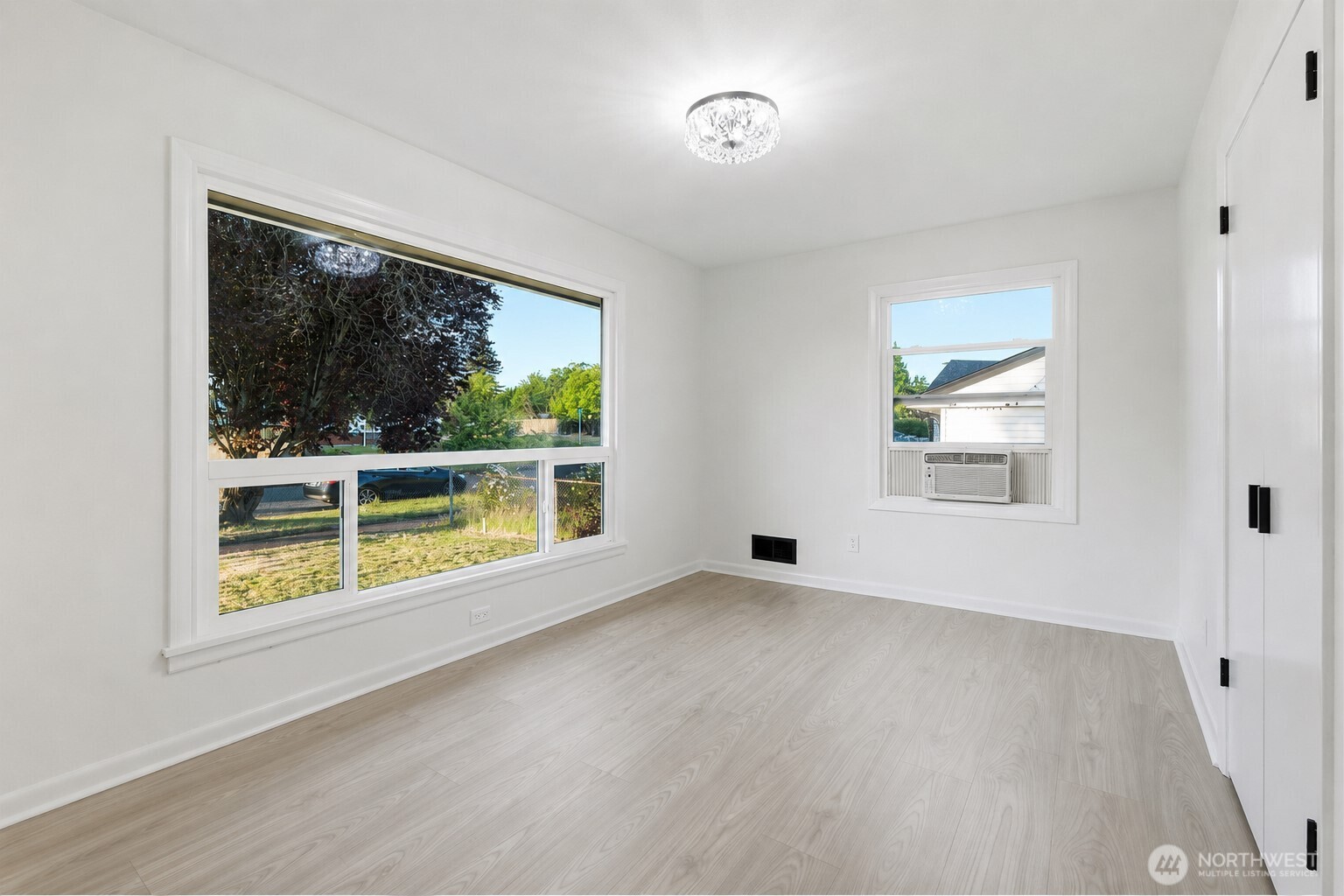 924 E 57th Street Property Photo 12