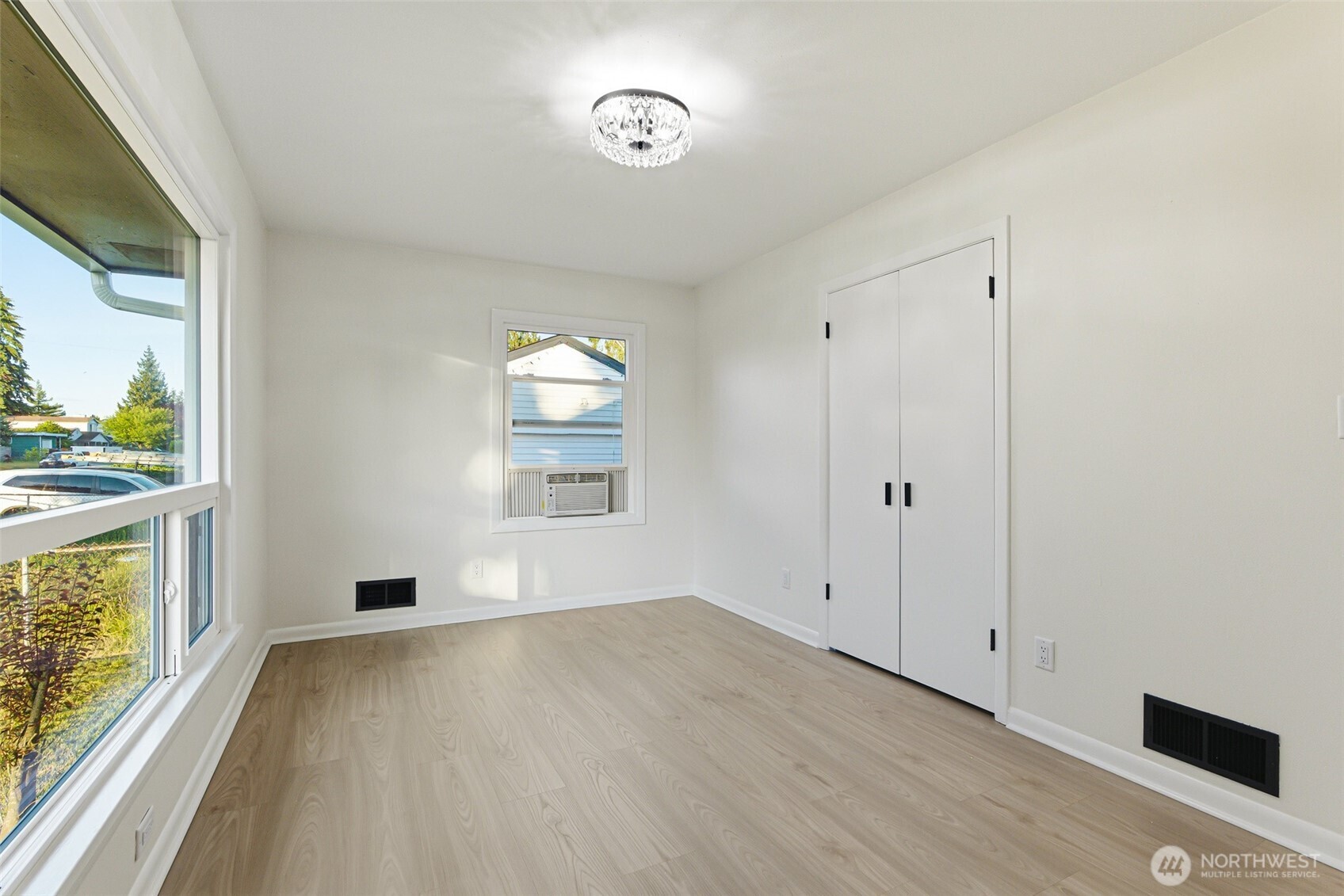 924 E 57th Street Property Photo 13