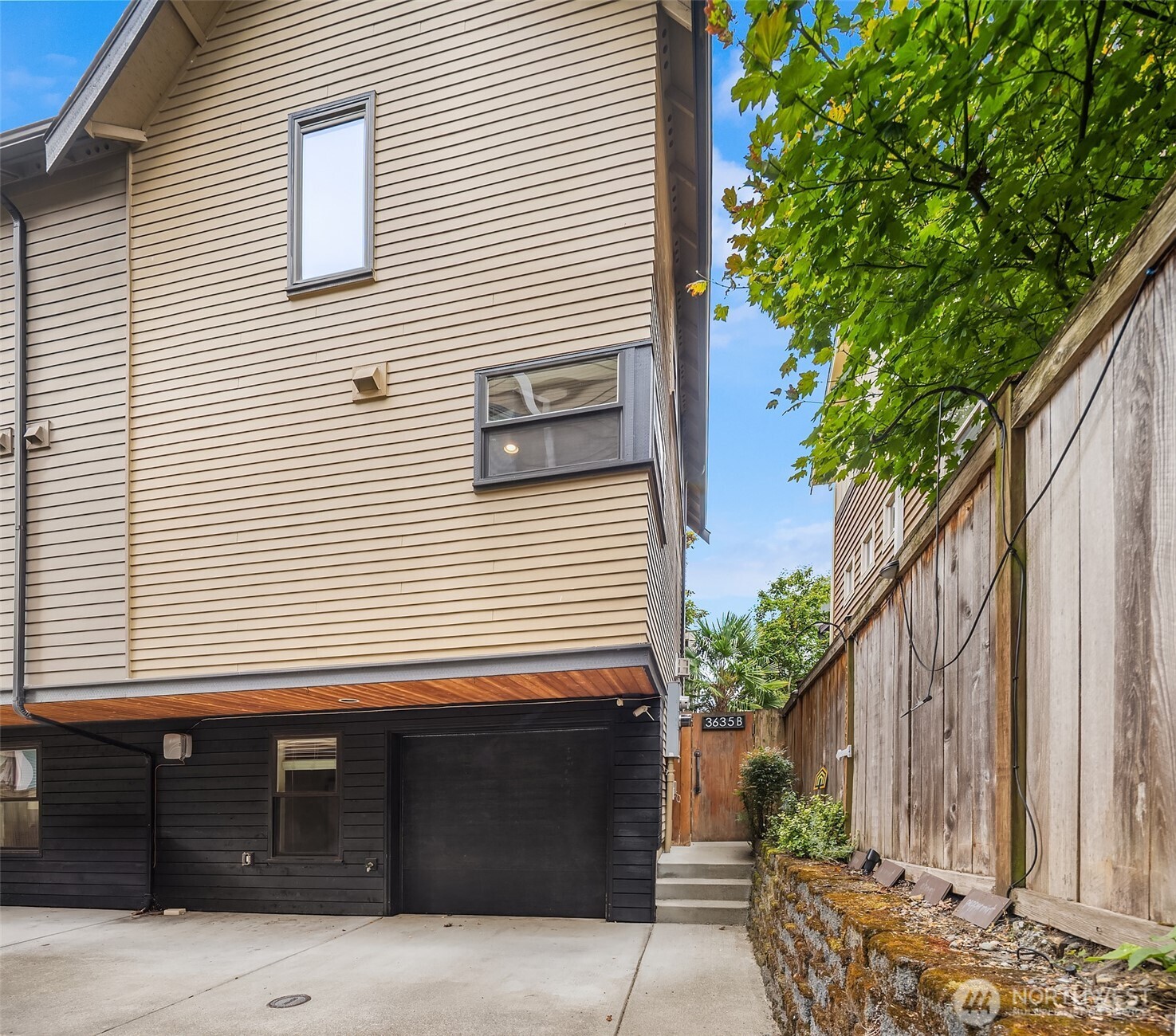 3635 Greenwood Avenue B Property Photo 2