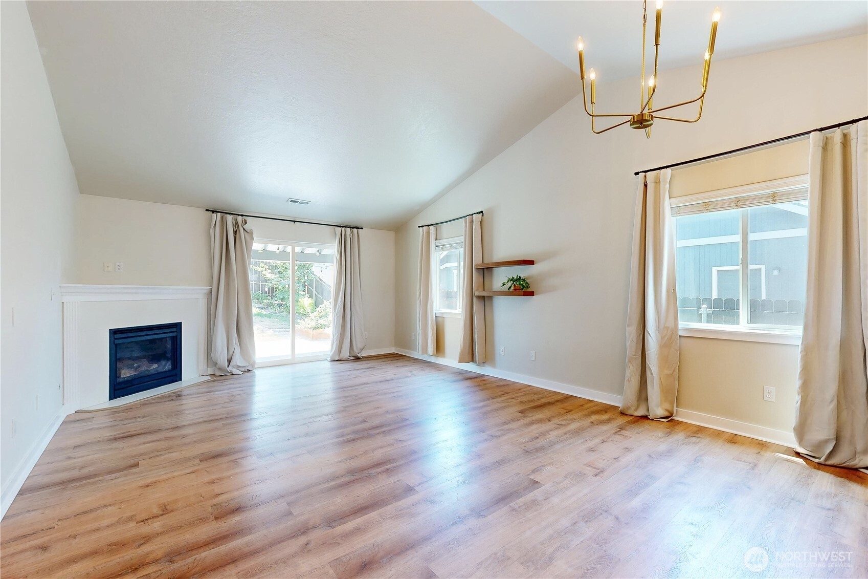 965 Hedine Road Property Photo 3