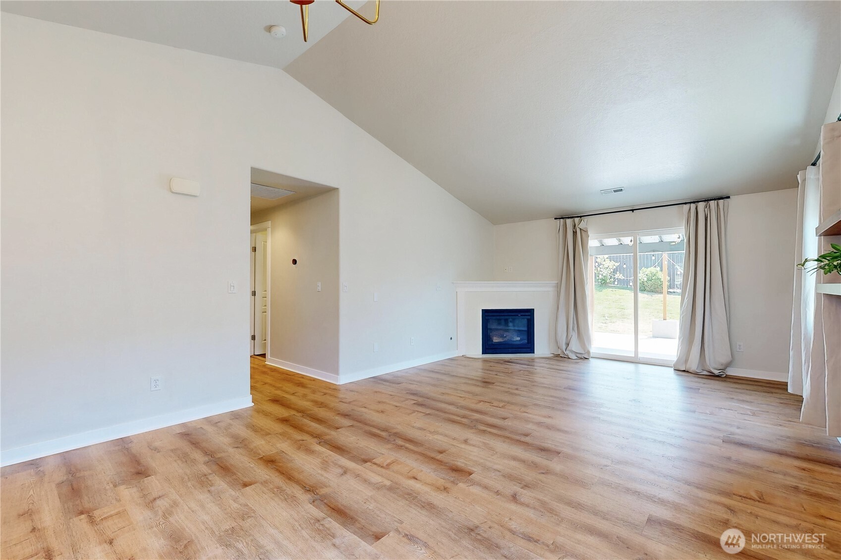 965 Hedine Road Property Photo 4