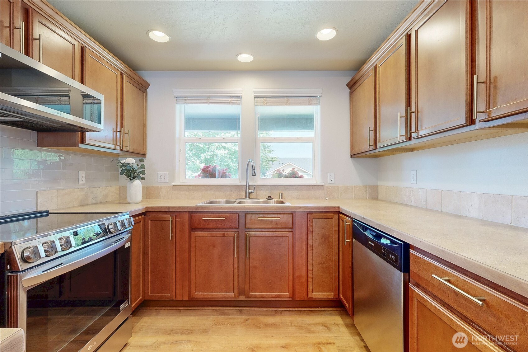 965 Hedine Road Property Photo 11